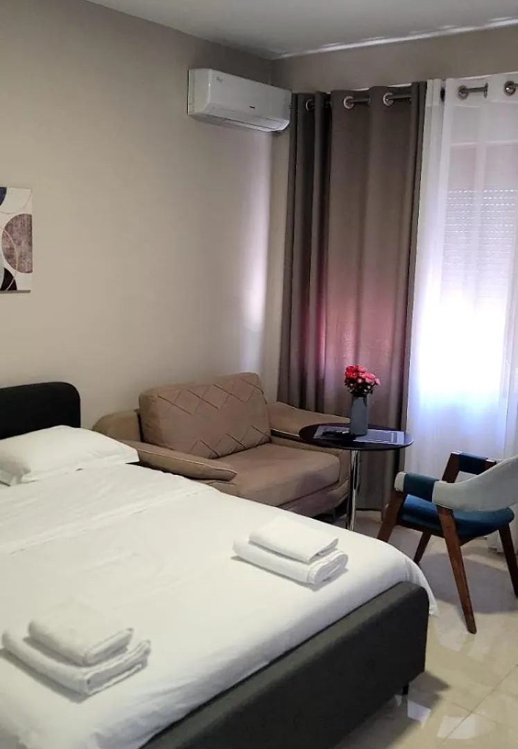 Bazar 4 Mini Apartament Tirana 0*,  Albania